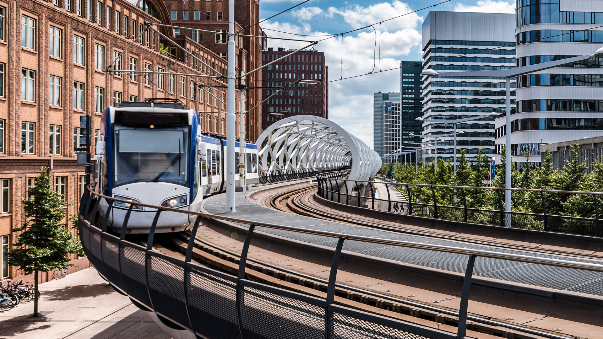 Tram bij modern station als voorbeeld van een infraproject in het openbaar vervoer