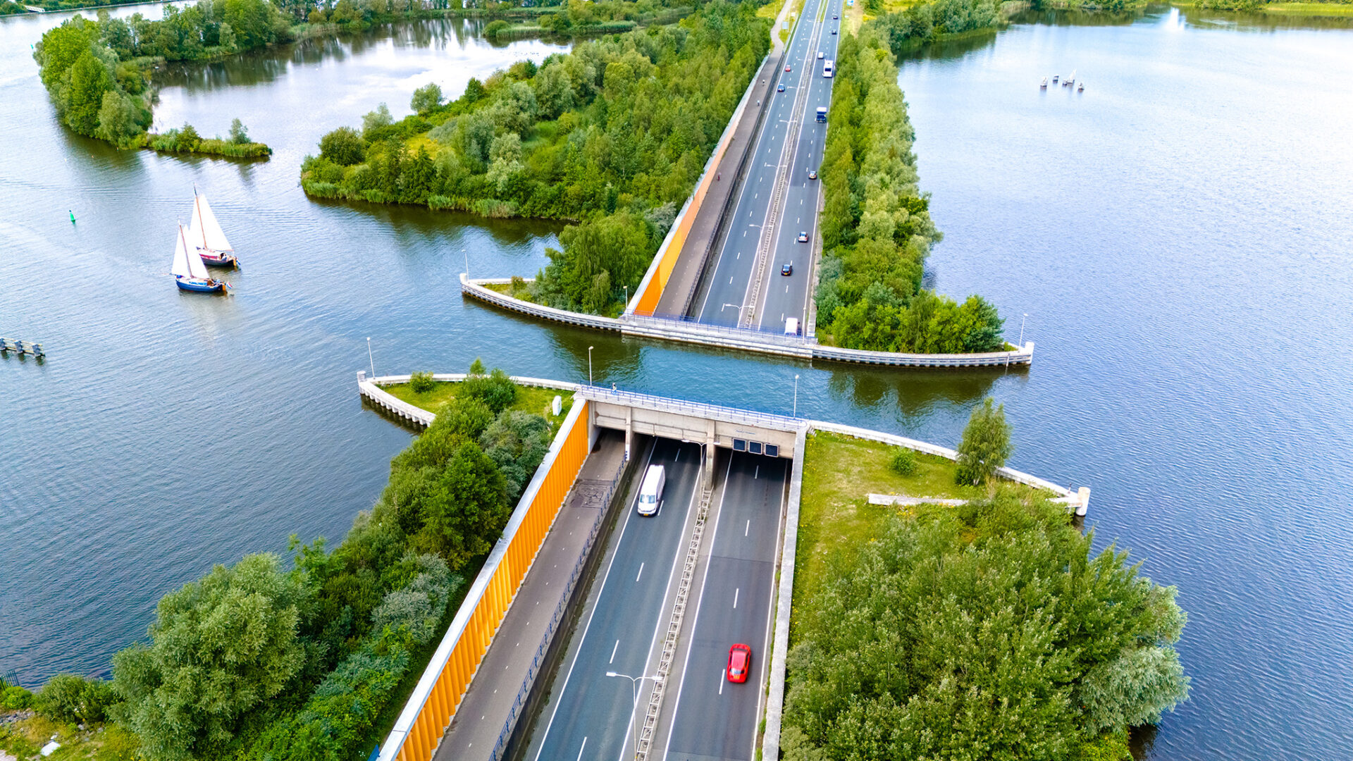 Luchtfoto van aquaduct en snelweg, een groot infraproject in de civiele sector