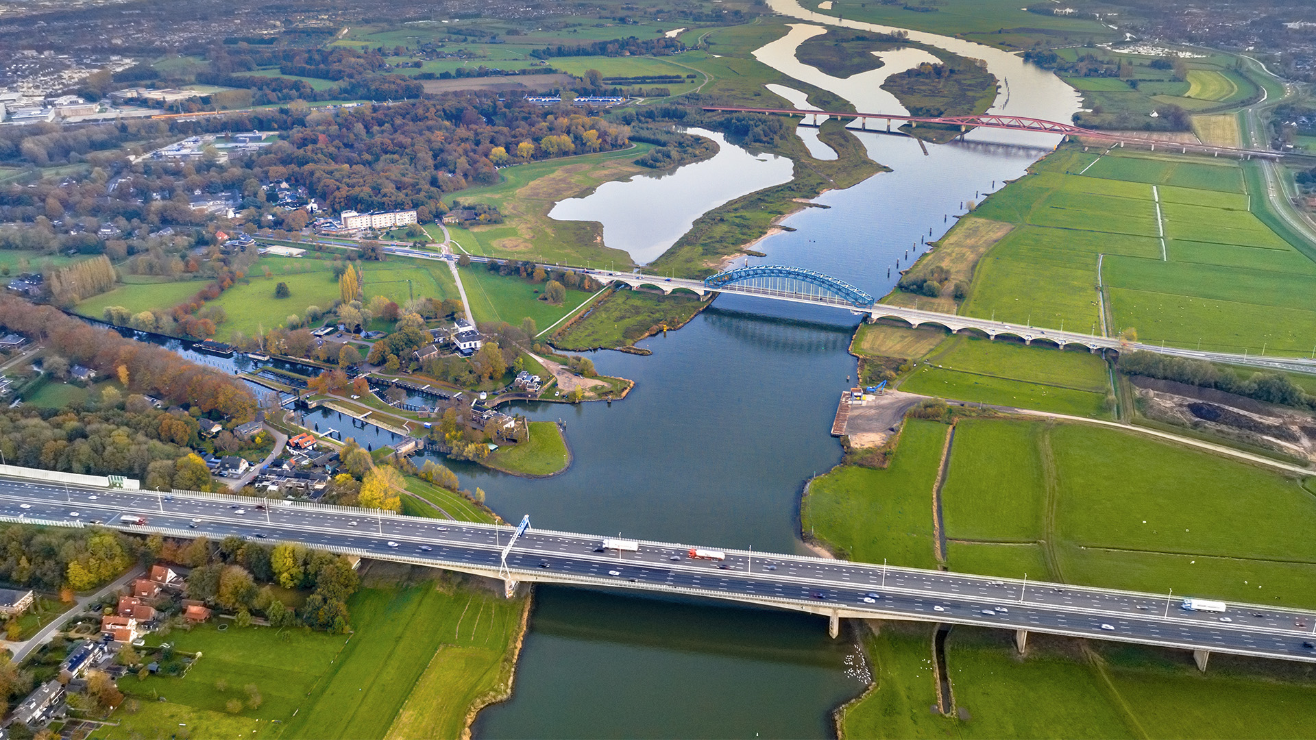Luchtfoto van waterinfrastructuur en natuurontwikkeling in het Nederlandse landschap