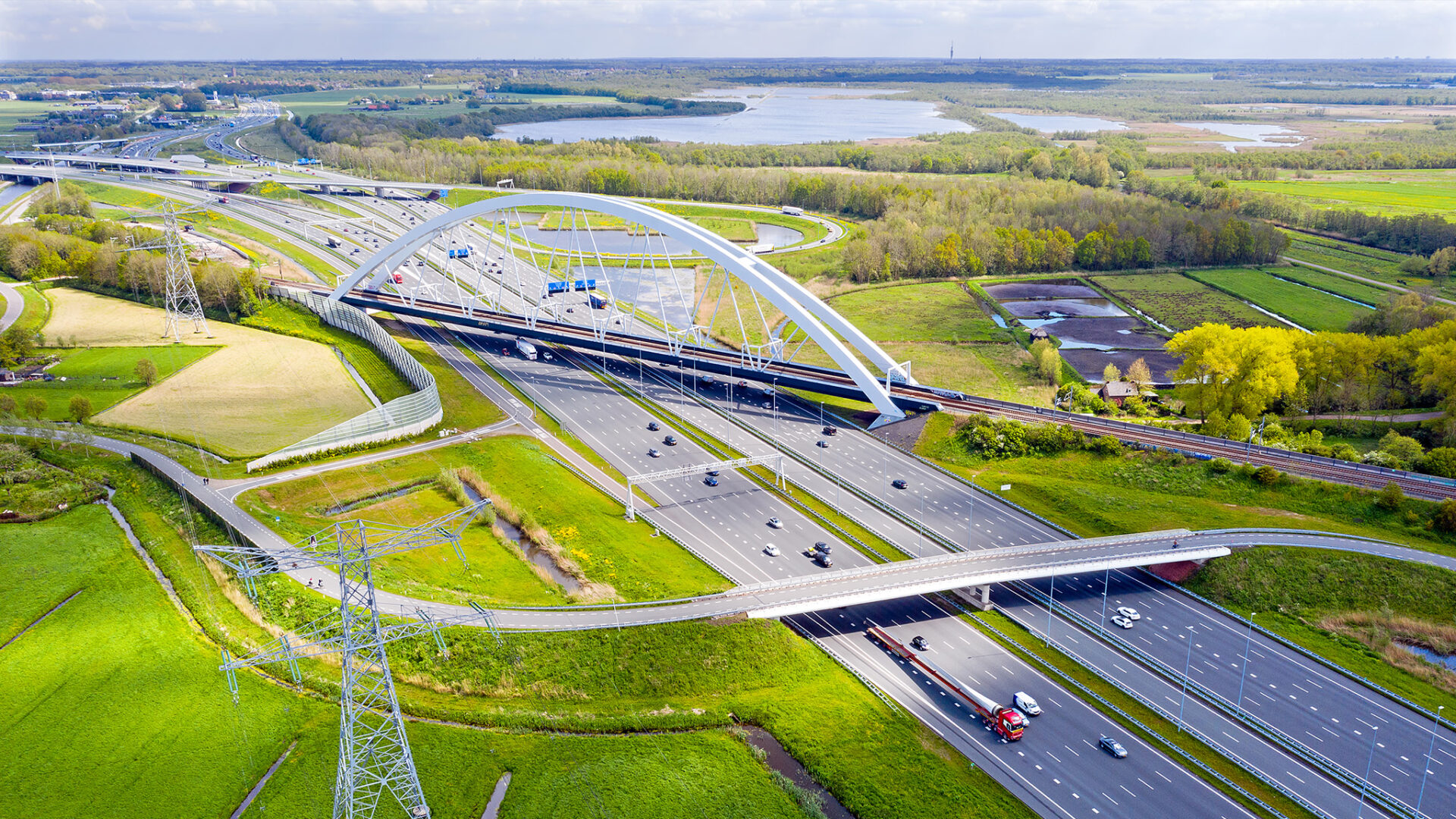 Luchtfoto van verkeersbrug over rivier, een civiel technisch infraproject in Nederland