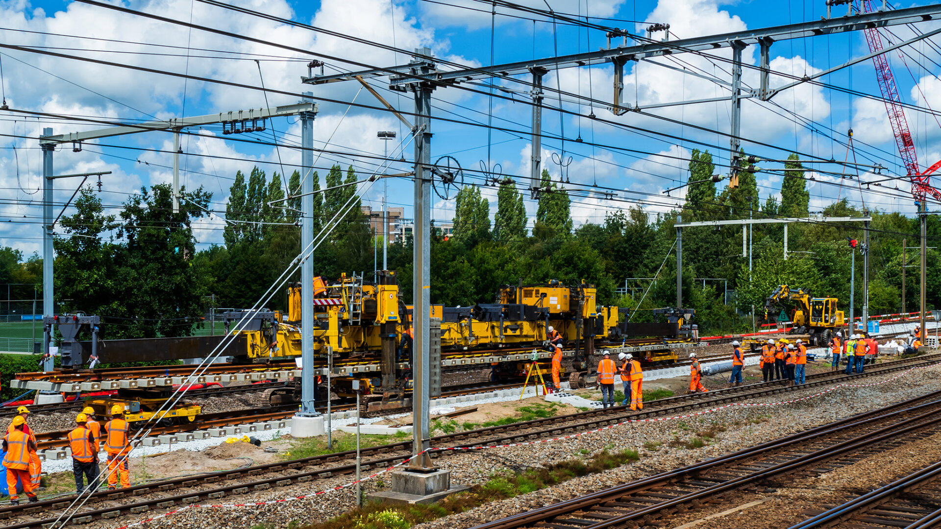 Onderhoudswerkzaamheden aan het spoor met bovenleidingen, een project waar technische vakmensen in de infra aan werken