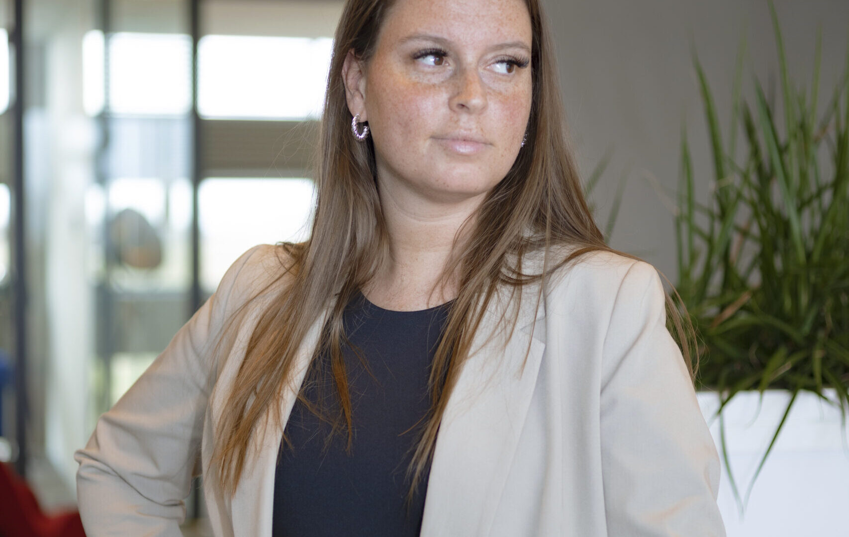 Tess, senior consultant bij Vonders, aan het werk op kantoor in Bergschenhoek.