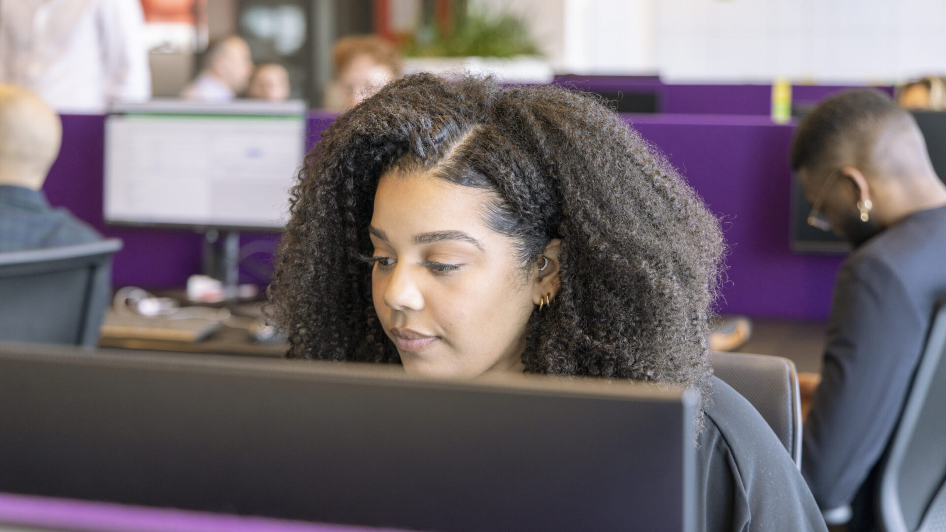 Kimberly, consultant bij Vonders, aan het werk op kantoor in Bergschenhoek.