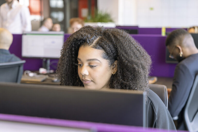 Kimberly, consultant bij Vonders, aan het werk op kantoor in Bergschenhoek.