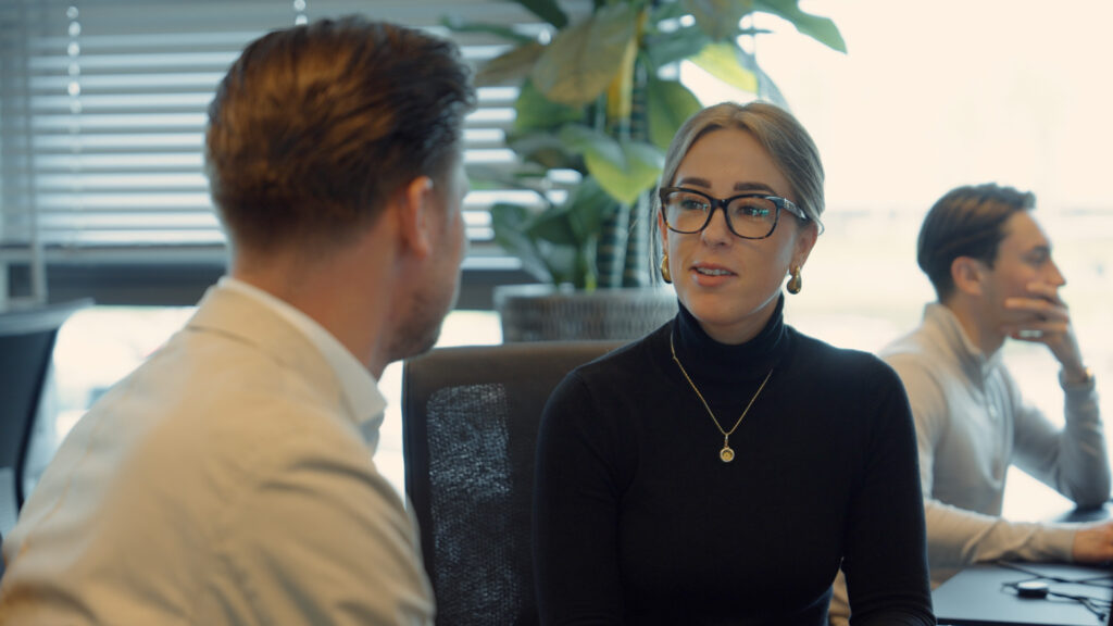 Twee medewerkers van Vonders in overleg aan een bureau over detachering en projecten in de infratechniek.